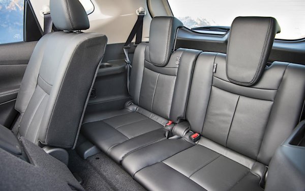 Списъкът завършва с някои решения на инженери и дизайнери, които не са особено добре измислени. Добавянето на две допълнителни седалки означава, че те са прекалено близо до задната врата. Следователно, техните обитатели &ndash; най-често деца, са изложени на голям риск при удар отзад. Интересно е, как биха реагирали производителите на такива модели, ако организации като Euro NCAP, например, въведат тестове за защита от заден удар.