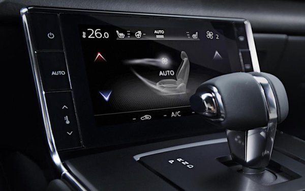 Нарастващата популярност на таблетите и смартфоните доведе до това, че клиентите искат все повече сензорни екрани в колите си. Недостатъците на тези дисплеи са добре известни &ndash; те са по-трудни за работа по време на движение, тъй като изискват повече внимание от обикновен бутон или превключвател. Освен това, графиките им са толкова завладяващи, че е много лесно за шофьора да се разсее, когато трябва да е концентриран върху пътя.