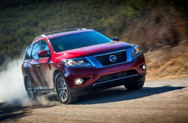 Подобно е положението и с всъдехода Pathfinder, който заема второ място в тази група. И неговата скоростна кутия се оказва проблем, като той се появява след изминаването на 80 000 &ndash; 121 000 км.