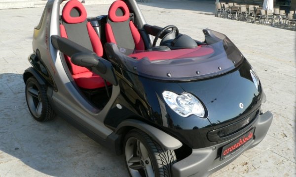 Има много специални версии на Smart. Сред тях, в допълнение към Cabrio и Brabus, забележителен вариант е Smart Crossblade . Това е най-невероятната опция на първата серия Smart fortwo. Може да се разпознае по незатварящата се каросерия, по липсата на истинско предно стъкло, както и задно стъкло и на две истински врати (заменени с две решетки, за да се гарантира безопасността на пътниците). 

Тази конкретна версия е разработена от външна компания - Bertrandt Ag, и е произведена от каросерията Binz в Лорх.  Други отличителни знаци могат да бъдат открити в специфичните 16-инчови джанти и в броните, също с "ad hoc" дизайн. 

Що се отнася до двигателя на Crossblade, той е 598-кубиковият турбо трицилиндров мотор с максимална мощност, повишена до 71 к.с. Crossblade беше произведен от март 2002 г. до декември 2003 г. в общо 2000 бройки.
