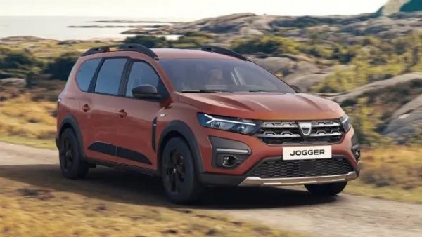 Една от най-интересните нови версии несъмнено е Dacia Jogger. В Германия евтините модели на Dacia отдавна са неразделна част от пазара и са особено популярни сред частните клиенти. Нищо чудно, като се има предвид, че румънските автомобили, освен солидна технология на Renault и приятен дизайн, предлагат преди всичко добра цена. Jogger замества три модела наведнъж - Logan MCV (комби), Lodgy (ван) и Dokker (комби с висок покрив) и се предлага от около 16 000 евро.

В теста на ADAC фигурират дългият 4,55 м модел с пет врати с бензинов двигател с турбокомпресор със 110 к.с., така и с турбо двигател с мощност 102 к.с., който може да работи на пропан-бутан и на бензин. И в двете версии ванът се отличава с голямо пространство, лесно управление и шаси, което в допълнение към добре балансирания комфорт на окачването впечатлява и с добра безопасност при шофиране. Опционално има трети ред седалки с място за двама възрастни.

Лошото оборудване за безопасност (липсваща система за аварийно спиране на пешеходците), както и евтиният избор на материали са достойни за критика. Ниската цена обаче трябва да дойде отнякъде. И в двата варианта Jogger получава обща добра оценка, което е напълно приемливо предвид ниската цена.