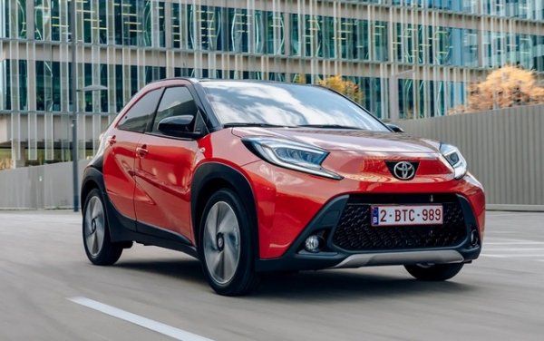 Новата Toyota Aygo X се нарежда с два автомобилни класа под Jogger. Въпреки, че е проектиран като SUV, това е една от последните останали микроколи. Произвеждан в Чехия с базова цена от около 16 000 евро, късият 3,70 м четириместен автомобил далеч не е евтин.

Въпреки, че японците оправдават тази цена поне отчасти с богатото си оборудване за безопасност, умереното качество на изработка и недостатъчната шумоизолация оказват трайно влияние върху цялостното впечатление. Aygo X получава средна оценка.