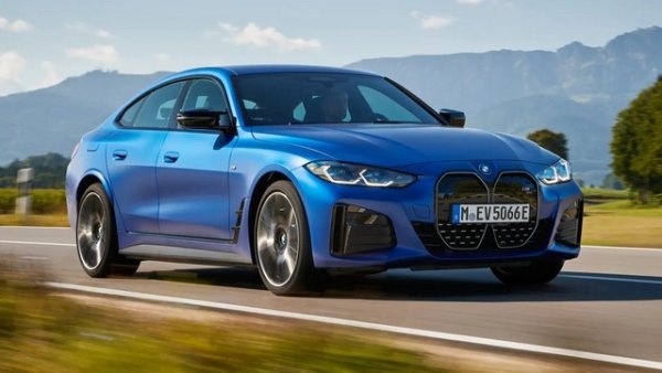 Въпреки, че има много задвижвани от батерии SUV, седаните с електрически двигатели все още са рядкост. С BMW i4 се лансира модел, който има за цел да отклони клиентите от Tesla Model 3. BMW i4 може да се различи от модела с вътрешно горене Серия 4 Gran Coupе само на втори поглед. Причината за това е идентичната модулна платформа, която е еднакво подходяща както за двигатели с вътрешно горене, така и за електрически автомобили.

Електрическото купе с пет врати оставя добро впечатление като i4 eDrive40 със задно задвижване доказва, че мюнхенската компания има не само високо ниво на опит с бензинови и дизелови двигатели, но и с електрически задвижвания - времето за зареждане, консумацията и пробегът от 490 км са впечатляващи.