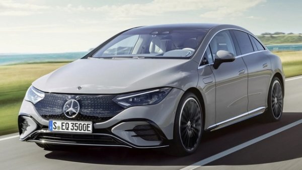 Mercedes EQE 350+, позициониран един клас над i4, също се представя много добре. Електрическата кола предлага типичното за марката високо ниво на комфорт, безопасни и пъргави характеристики на шофиране и впечатляващ пробег от около 530 км. От друга страна са лошо дозираните спирачки на седана с четири врати и екстрите, които често са свързани със скъпи пакети. Това повишава сериозно базовата цена (над 70 000 евро). Въпреки това, EQE 350 постига добър общ резултат.