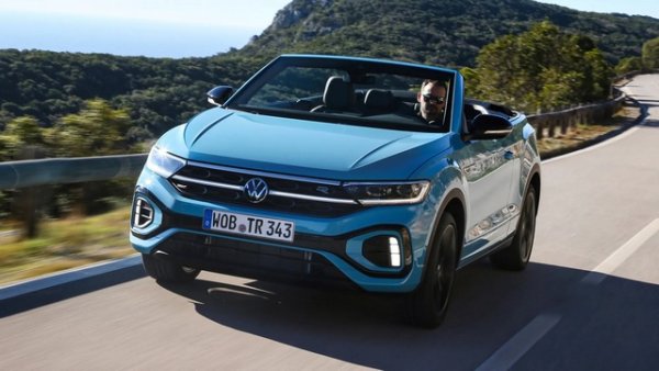 Ревизираният VW T-Roc Cabriolet е с по-народна цена, но базовата от малко над 40 000 евро е всичко друго, но не и изгодна сделка. В края на краищата единственият останал кабриолет от Волфсбург сега компенсира с по-добър интериор, отколкото преди фейслифта.

Задвижван от турбобензинов двигател с мощност 150 к.с., четириместният кабриолет предлага пъргаво представяне, но сравнително високото тегло в резултат на допълнителните подсилвания на каросерията се отразява на разхода (7,3 л/100 км). За съжаление каросерията реагира осезаемо на лоша настилка и багажникът е достатъчен най-много за двама души. Като цяло T-Roc Cabriolet все още получава добра оценка.