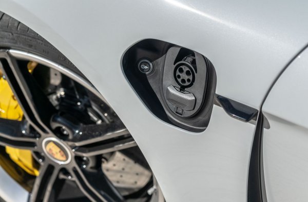 Германската кола може да се зарежда при 270 киловата, което е позволило на тестващите да ползват най-бързите зарядни станции в САЩ - на Electrify America. Model S може да се зарежда до 200 кВт, и е ползван 250-киловатов V3 Supercharger. 
Taycan се зарежда осеаемо по-бързо, и единственият проблем е цената - сесията на Electrify America е струвала 43 долара, докато в мрежата на Tesla в момента зарежднето е безплатно. 
От друга страна, станциите на Tesla са и много по-натоварени и често се чака за място, докато в тази на Electrify America в момента на теста е имало 15 свободни колонки. 