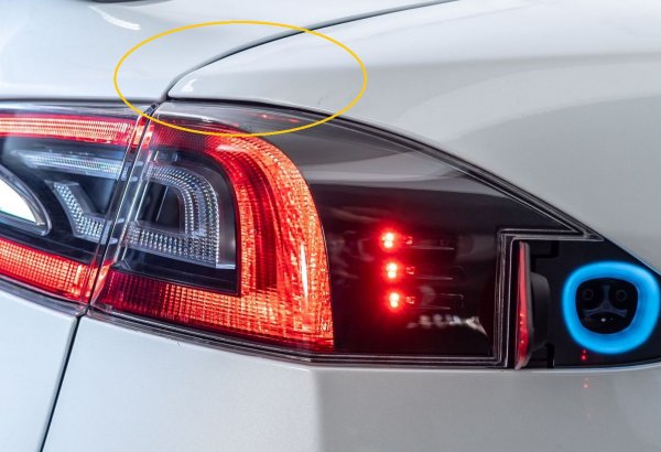 "След осем години напредък, качеството на сглобка в Tesla все още е помрачавано от нечувани проблеми с напасването. Неравните пролуки между задната врата и страничните панели например не са се подобрили и с грам", пишат американците. Taycan получава 9 от 10 точки за дизайн на интериора, 10 от 10 за нови технологии и 10 от 10 за качество на изработката.
