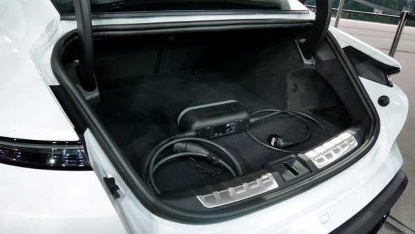 Компанията на Мъск първа прецени, че в бъдещето интериорите ще се въртят около големи екрани на информационната система - тенденция, която доминира в САЩ и Китай, макар да е по-слаба в Европа. 
Model S предлага и повече място на задната седалка, където се вместват трима срещу само двама в Taycan. По-големите прозорци на Tesla осигуряват повече светлина вътре. А багажникът на Model S е двойно по-голям от този на Taycan (на снимката) - макар че, както отбелязва един от тестващите, голям багажник не е нещото, което очаквате от едно Porsche.
