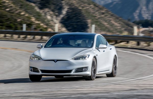 Макар да носи по-голямата и по-тежка батерия, Model S е с над 120 килограма по-лек от Taycan - "макар че вероятно това е част от причините Tesla да е далеч по-шумна при 110 км/ч", отбелязват авторите, намеквайки за спестена шумоизолация. 
