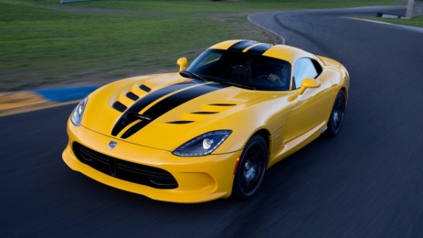 Спортният автомобил par excellence на американската компания, произвеждан от групата Chrysler от 1992 година. От дебюта си до 2010 година е предлаган в четири поколения, две отделни серии, всяка с две актуализации. Това вдъхновено от Shelby купе първоначално е достъпно в първото поколение до 2002 година само при версията RT/10 Roadster с покрив Targa. След това е актуализирано с модела купе GTS през 1996 година, но вече с V10 двигател с мощност 400 к.с. 

От 2003 до 2010 година е второто поколение на Viper, ревизирано с SRT-10 с 8,3-литров V10 двигател и над 500 коня. Промени има и на естетическо ниво - нова и по-ъгловата каросерия. 

След това моделът е актуализиран с Dodge Viper SRT-10 от 2008 година, където двигателят е напомпан до 8,4 литра с мощност 600 к.с. и въртящ момент от 760 Нм. Петото поколение на Viper се предлага от 2012 година под марката Srt. Въпреки сходната линия с предишната, тя е преработена от нулата. 8,4-литров V10 двигател дава мощност от 649 к.с. и въртящ момент от 814 Нм. 

За първи път е оборудван с електронни системи за подпомагане на водача. Viper Srt е спрян от производство през 2017 година.