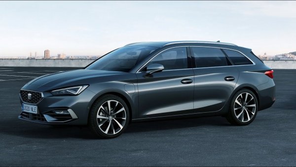 Повдигнатият Leon XP не оцеля при смяната на поколенията, но все пак комби версията ST предлага задвижване на четирите колела, в комбинация с двулитров TDI дизел със 150 конски сили и 7-степенен DSG автоматик. 
За тези пари оборудването включва LED светлини, кожен волан, 8.25-инчова мултимедия с USB и Bluetooth, тризонов климатроник и камера за обратно виждане. 
За съпоставка най-достъпната Ateca с AWD започва от 60 130 лева, и е малко по-бедно оборудвана. 
