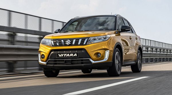 За да отговори на новите стандарти на ЕС, Suzuki направи всичките си модели меки хибриди - което повиши леко цената им, но не толкова, колкото при повечето конкуренти. За цитираната сума Vitara дава 129 коня мощност, ръчни скорости (за автоматика се доплаща 3000 лева), 7-инчова мултимедия с Android Auto и Apple CarPlay, 17-цолови алуминиеви джанти, климатик и отопляеми предни седалки. 
За 600 лева отгоре можете да вземете по-голямото SX4 S-Cross с почти идентично оборудване и задвижване. 
