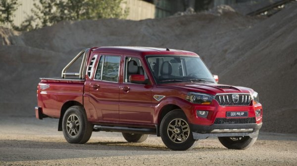 Този пикап няма да спечели награда за външен вид, но е една от най-достъпните работни машини у нас. За тези пари ще ви даде единична кабина, 2.2-литров турбодизел със 140 коня, ръчни скорости и трансферна кутия от BorgWarner. А също климатик, електрически стъкла и огледала, централно заключване и радио с MP3 и Bluetooth. 
