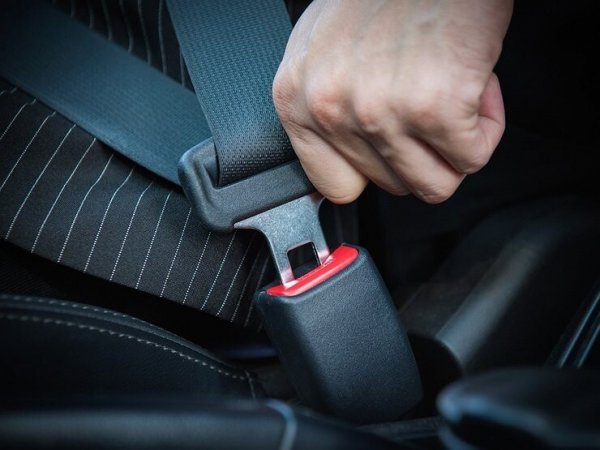 Да, при сблъсък с 30 км/ч няма да загинете, но ще получите сериозни травми, още повече, ако се ударите челно в друг автомобил, който се движи със същата скорост. При челен сблъсък с 50 км/ч теглото на човека се увеличава до 3 тона. Така че, ако той е без колан и си удари главата в челното стъкло в 9 от 10 случая ще загине.

Статистиката сочи, че 80% от всички катастрофи стават при скорост до 65 км/ч. Същият ефект се получава и ако човек скочи от шестия етаж - тялото му ще се удари в асфалта с 65 км/ч. Шансовете за оцеляване са около нулата. Скорост от 80 км/ч е равна на падане от 9-ия етаж, а 90 км/ч - от 12-ия. При удар със 110 км/ч все едно скачате от 17-и етаж.