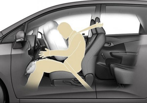 Този мит е насаден от шофьорите през 60-те и 70-те години, когато въздушните възглавници са рекламирани като потенциален заместител на предпазните колани. В случай на катастрофа, еърбегът се разтваря за да "поеме" човека, но тук има проблем. Човекът се движи срещу въздушната възглавница, а тя го прави още по-бързо - със скорост 300 км/ч. А това е равно на удар от боксьор от тежка категория.

В същото време предпазният колан не позволява на човека да се "срещне" с еърбега прекалено бързо. Затова и въздушната възглавница е по-скоро помощно средство, което да поеме тялото и главата, след като се е отворила напълно и след това да започне да спада. Човешкото тяло изкарва въздуха от еърбега и така ударът се омекотява.