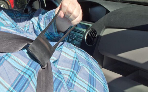 Да, предпазният колан действително може да стане причина за травма на човека, но само ако не е затегнат или регулиран правилно. При рязко спиране човешкото тяло продължава да се движи по инерция напред. Тогава може да се стигне до претъркване и дори до счупване на ключицата, но дори и тези травми са нищо в сравнение с нараняванията, които може да получи човек, ако изобщо не е сложил колан.