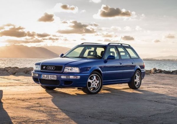 Корените на RS2 Avant, от което през 1994 и 1995 са произведени 2891 бройки, могат да бъдат открити с един поглед към колелата. Там са поставени големи спирачни механизми с надпис Porsche. Всъщност целият проект по създаването на спортно комби е дело на сътрудничеството между Audi и Porsche. А производството на модела с мощност 315 к.с. се осъществява в завода Rossle-Bau в Цуфенхаузен. Там се е произвеждало и Porsche 959.
