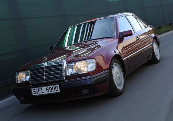 Този модел се разработва през периода 1989-1991, а след старта на производство бързо се превръща в най-желания Mercedes за това време. Големият проблем е, че търсенето няма как да бъде задоволено, тъй като по-голяма част от производството става на ръка. Така сглобяването на един седан с мощност 326 к.с. отнема 18 дни. За година са произведени само 10 479 бройки, в това число и прототипите.
