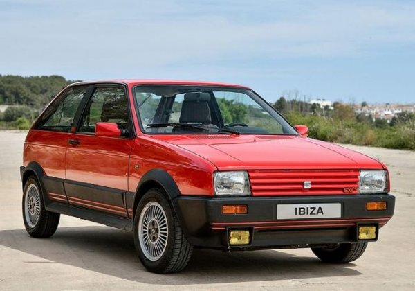 Представена през 1984 г., Ibiza носи в себе си гените на Porsche, тъй като по-голяма част от двигателите и трансмисията са създадени в партньорство между Seat и Porsche, и предимно с ноу-хау на германците. Това се вижда върху главата на двигателя, където е поставен надпис System Porsche. За всеки произведен автомобил с тази система германците са получавали по 7 (седем!) марки.
