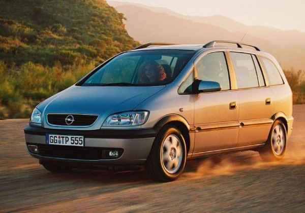 Целият проект Opel Zafira A е създаден в тясна кооперация с Porsche. Когато през 1997 г. на автосалона във Франкфурт е показан концептът Zafira, цялата разработка е завършена от страна на Porsche. Серийното производство стартира едва през януари 1999, а спортната версия – OPC, е създадена самостоятелно от Opel. Най-вероятно именно заради това не е и толкова успешна.

