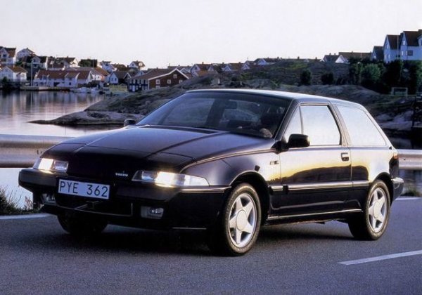 Този автомобил не само е много нестандартен на външен вид, но и, за разлика от другите модели на Volvo с предно предаване, има спортен характер. Той е постигнат с външна помощ – задното окачване е дело на Lotus Cars, а турбото на мотора е разработка на Porsche Engineering. Впрочем, самият двигател също не е шведски, а е дело на Renault.
