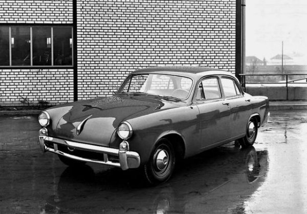 През 50-те години на миналия век Studebaker поръчва на Porsche разработката на нов седан и така през 1952 г. е готово Porsche Typ 542. В Америка то трябва да се продава под името Studebaker Z-87, като един от най-прогресивните модели за времето си. Двигателят V6 може да бъде както с въдушно, така и с водно окачване, а окачването е независимо. В крайна сметка обаче шефът на отдела за експериментални разработки на американската компания Джон ДеЛориън (същият, който по-късно създава DeLorean DMC-12), не харесва колата и спира проекта.
