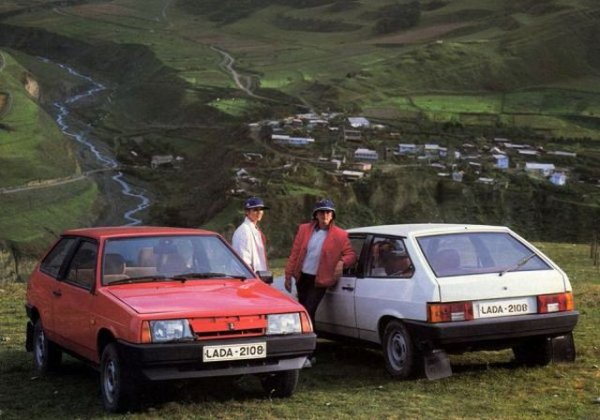 Не е тайна, че ВАЗ-2108 (по-известен като Lada Samara) е разработен с помощта на Porsche. Германските инженери вършат основната работа по настройките на двигателя, най-вече върху системата за подаване на въздушно-горивна смес. „Осмицата” става първият сериен автомобил с предно предаване в СССР, като се произвежда през периода 1984-2013 г.
