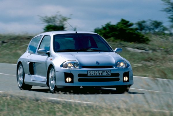 Моделът, макар и създаден от Renault Sport, е техническа рожба на Tom Walkinshaw Racing (TWR). Фаза 1 на модела дори се асемблира в халетата на спортната компания в Удевала, Швеция. Втората модификация вече се произвежда директно от Renault, но пак под надзора на TWR.

Предшественик на серийния Clio V6 е спортният модел Clio V6 Trophy, създаден за едномарков шампионат, който да промотира конвенционалния хечбек. Едва 159 състезателни машини са построени, преди да се вземе решението за далеч по-популярния "цивилен" модел.