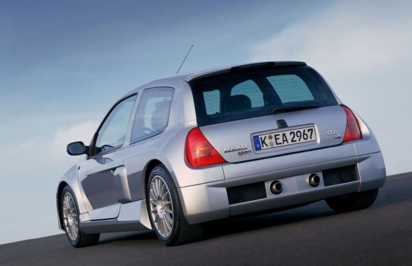 Оставайки на 98% верен на представения през 1998 прототип, първото Clio V6 е оборудвано със средноразположен атмосферен 3-литров V6 мотор. Агрегатът е "зает" от модела Laguna, като всъщност е рожба на джоинт-венчър с конкурентите PSA. Двигателят е модифициран, с нови бутала, повишена компресия и по-големи всмукателни колектори. 

Максималната мощност е 230 к.с. при 6000 об/мин, а въртящият момент достига до 300 Нм при 4650 об/мин, като моторът може да работи до 7100 об/мин.