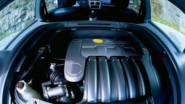 V6 е със 171 мм по-широк и с 66 мм по-нисък от конвенционалния модел. Колесната база е по-дълга с 38 мм, като предната и задната следа също са по-широки.

Спортният хеч е със 17-инчови джанти OZ Superturismo и гуми 205/50 отпред и 235/45 отзад. Предлагал се изключително със сребрист и по-рядко син цвят на каросерията.