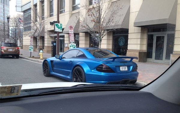 65 AMG е направен като истински спортен автомобил. Ускорението до 100 км/ч отнема само 2,9 секунди, максималната скорост е 300 км/ч. Теглото на тази версия е намалено с 260 кг, благодарение на използването та въглеродни влакна за покрива и замяната на стоманените калници и капака с карбонови. Под капака има шестлитров V12 с двойно турбо, който развива 670 к.с. и е съчетан с петстепенна автоматична скоростна кутия.

В света има само 350 такива автомобила и един от тях принадлежи на Александър Овечкин. За своя ексклузивен всъдеход той избира номера AO GR8, което означава Alexander Ovechkin Great 8. Версията Black Series се предлага само в три цвята - бял, черен и сребрист. Хокеистът избра класическото черно, но след известно време колата му придоби стилен син оттенък.
