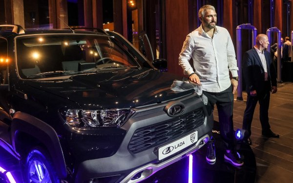 Най-необичайният автомобил в колекцията на Александър Овечкин беше руски SUV, документите за който му бяха връчени на церемонията по закриването на сезона на КХЛ през 2023 г. Това е първият руски автомобил в гаража на хокеиста. Самият той обаче почти веднага обяви, че търси начин, по който да се отърве от колата.