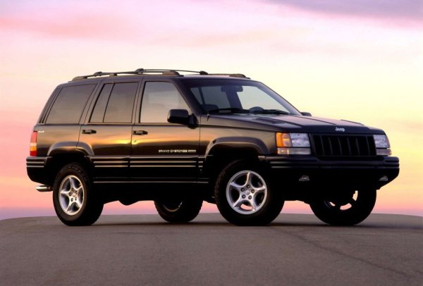 Брад Пит се прочу през 1994  благодарение на  филмите "Интервю с вампир" и "Легенди за страста". Когато получава хонорарите, той си купува първото поколение на Grand Cherokee, който си остава една от най-надеждните, създавани някога.

Очаква се, че човек ще премине към по-големи и по-впечатляващи машини, когато стане известен и забогатее, но изглежда актьорът има влечение към Grand Cherokee. Близо 30 години по-късно и с още много милиони в банковата сметка Брад Пит често може да бъде забелязан зад волана на топ-версията на модела – Trackhawk.
