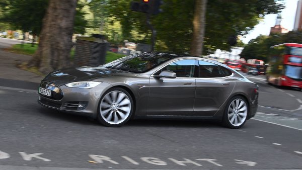 различен избор, като си купи Model S във версията P100D, когато електромобилът излезе. Отлична идея, когато искате кола, ускоряваща до 100 км за по-малко от 3 секунди.

След скандалите с Елон Мъск марката му сякаш загуби благоразположението на Холивуд, така че не е ясно дали актьор все още пази този автомобил. Много негови колеги продадоха своите коли, само и само за да не ги свързват по никакъв начин с ексцентричния милиардер.
