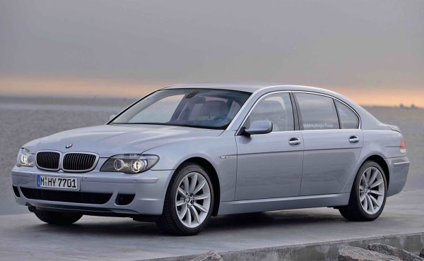 BMW е известно с това, че инвестира във всевъзможни задвижващи системи - стратегия, която продължава да й служи добре и до днес. През 2007 тя представи първия в света двигател на водород, като това беше V12. Той не произвеждаше много енергия, но беше най-зелената кола от този период, произвеждайки нищо повече от вода.

По това време липсва водородна инфраструктура, така че BMW или с гориво. Очаквано, това се оказа доста скъпо, но пък се зелената кола се хареса на много знаменитости. Сред собствениците са няколко колеги на Брад Пит, сред които Едуард Нортън, Леонардо ди Каприо и Уил Феръл.
