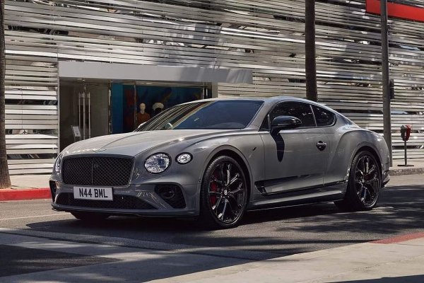 Bentley наскоро представи изцяло новия, хибриден Continental GT, но актьорът се сдоби с този модел още по времето, когато той се предлагаше с W12 двигател. Трябва да се отбележи, че колата на Пит е модифицирана по негово желание, за което, естествено, той е платил немалко пари.