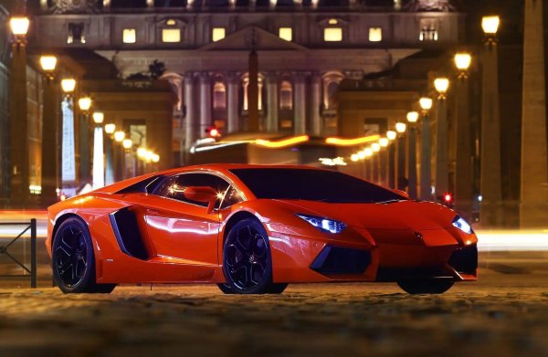 Не е известно на коя версия на италианската суперкола е собственик актьорът, но това няма значение, тъй като всички са оборувани с 6,5-литров V12. И всички осигуряват страхотно изживяване при шофиране, което със сигурност Брад Пит е оценил. 

Актьорът ожеше да избере Ferrari, но отиде при конкурента. Вероятно, защото е съгласен с казаното от Джереми Кларксън: „Хората искат да знаят колко бързо е Ferrari за обиколка, но искат за знаят и дали има достатъчно място, за да правят секс в Lamborghini ".