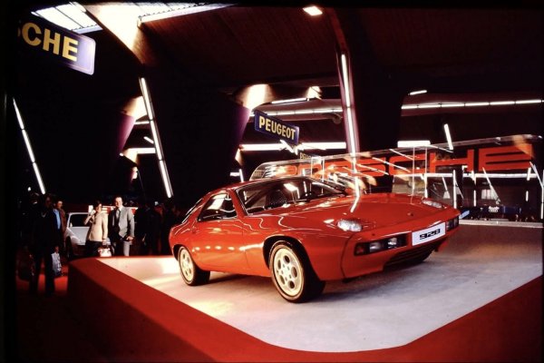 928 дебютира на салона в Женева през 1977. Най-успешните години на пазара за модела са 1978 и 1979, като през 1978 928 става Кола на годината в Европа.