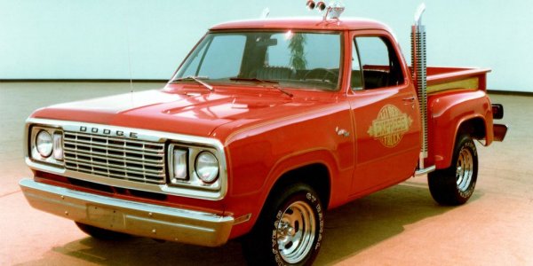 Класически пикап, който вероятно разтапя американските сърца. На нас ни хващат окото двата огромни, хромирани, сочещи нагоре ауспуха зад камината. Много офроуд машини и в България са се сдобили с такива, но тук те са 100% фарични. 
