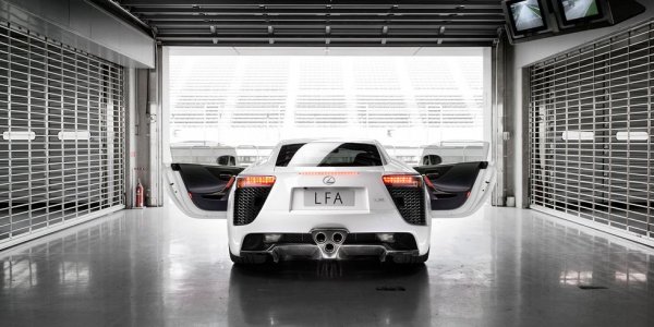 Това решение не само изглежда чудесно и в хармония с останалите елементи от дизайна на японския суперавтомобил, но и произвежда приказен звук със съдействието на фантастичния V10. 
