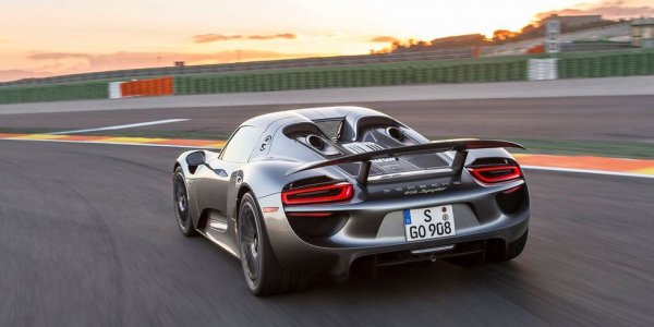 Целта на тези два горно изведени ауспуха е да намалят теглото (понеже реално съкращават значително дължината на използваните тръби) и да намалят неприятните аеродинамични ефекти в задната част. Шумопотискащата им функция е малко... потисната. Но пък и това не е колата, с която да ходите до супермаркета за покупки. 
