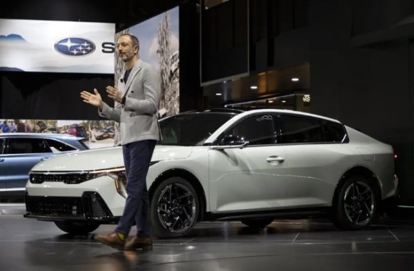 Въпреки че много производители на автомобили се отказаха от седаните и особено от малките достъпни такива, Kia изглежда възнамерява да поддържа огъня. Корейците вече не продават Rio, вярно, но дебютира нов K3 за световните пазари миналата година и  зашеметяващият нов K4 тази седмица в Ню Йорк . K4 ще замени стария Forte от есента, който се радваше на страхотна популярност в Америка. Дори беше единственият модел седан, продал повече бройки сега отколкото преди 10 години. 

Новият К4 има много повече стил. Ниската линия на колана и изпъкналите калници го правят да изглежда като ниско разположен рали автомобил, а интериорът е огромно подобрение в усещането за първокласно качество от Forte. Въпреки че Kia пусна снимки на K4 преди шоуто, имаше и изненада за показване - K4 хечбек, който ще пристигне в Щатите малко след седана.
