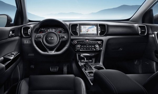 В България този двулитров двигател отдавна вече не се предлага. Вместо него на въоръжение е агрегат с принудително пълнене - 1.6 GDI. В стартовата си версия той развива 136 конски сили. Най-достъпният Sportage у нас е с него и с ръчни скорости, и започва от 42 460 лева - пренебрежимо малко над руския вариант. Но за да е коректна съпоставката, трябва да видим модел с автоматични скорости - и тогава летвата се вдига до 52 495 лева. 
Разбира се, трябва да отбележим, че у нас се предлага модерен 7-степенен автоматик с двоен съединител, докато в Русия става дума за стария 6-степенен автомат. 

Разлика: 12 110 лева по-евтино в Русия


