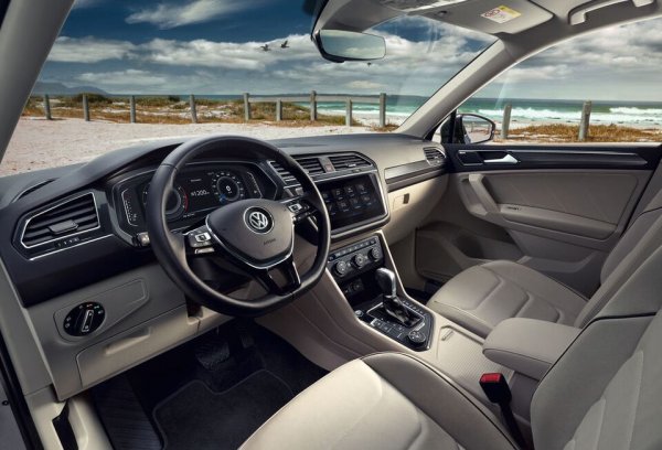 В България даже и базовият Tiguan отдавна вече е с турбомотор - 1.5 TSI със 130 конски сили и ръчни скорости. Стартовата цена за този автомобил е 51 534 лева. 

Разлика: Със 7724 лева по-евтино в Русия
