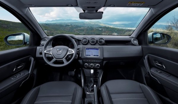 В България 1.6-литровият мотор вече бе зачеркнат от новите стандарти за емисиите. Вместо това базовият Duster е с еднолитров турбомотор с 95 коня, и струва 24 240 лева. В гамата вече няма бензинов двигател със 115 коня мощност. Има 1.3 турбо със 130 коня, но при него цената е вече 33 840 лева. 

Разлика: С 1863 лева по-евтино в Русия. 
