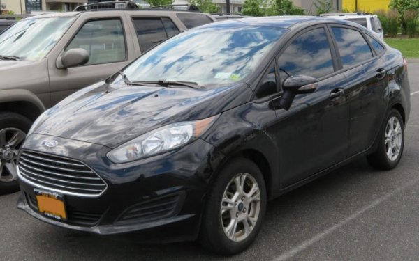 Ford спря производството на субкомпактната Fiesta през 2019 г., но все още има много употребявани автомобили Fiesta за продажба на търгове в САЩ. Fiesta се предлага с функции като информационно-развлекателна система със сензорен екран и бутон за стартиране на двигателя. Версията с четирицилиндров двигател и предлагана като опция автоматична скоростна кутия предлага разхозд от 8,7 л/100 км в града и 6,5 л/100 км по магистралата. 