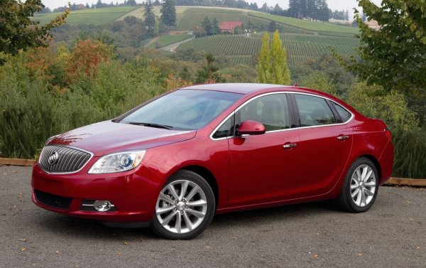 Buick вече не произвежда Verano, но той беше изключителен в своя клас, предлагайки обезшумена кабина и висока надеждност и безопасност. Версията от 2013 г. се предлага стандартно с камера IntelliLink и информационно-развлекателна система. Базовият двигател осигурява прилична мощност за придвижване из града, но Buick предлага и вариант с четирицилиндров турбомотор с 250 к.с. Обемът на багажника Verano е 400 литра, което е чудесно за този клас. 