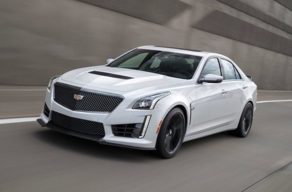 Седанът Cadillac ATS се характеризира с маневреност, мощен двигател и добра безопасност. Базовите конфигурации са с четирицилиндров двигател с 202 к.с. По-високите нива получават V6 с 321 к.с. и четирицилиндров двигател с турбокомпресор с 272 к.с.. И двете бързо ускоряват отлично и предлагат добро сцепление. 