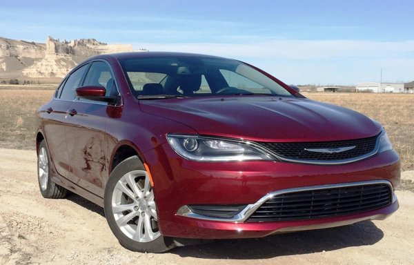 Комфортното возене, добрата безопасност и луксозният интериор са достатъчни, за да може потребителят да получи доста неща за парите си. Chrysler прекрати производството на седана 200 след 2017 г., но търговете са пълни с употребявани автомобили. Седанът 200 се предлага в четири нива на оборудване - LX, Limited, 200S и 200C. 