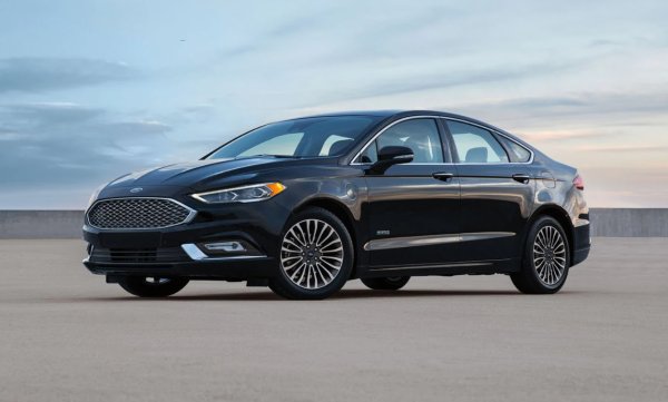 Fusion е едно от най-пъргавите превозни средства в своя клас, като разполага с променливо сервоуправление, което е ясно и прецизно. Интериорът също се отличава с висококачествени материали и атрактивен дизайн. Ford Fusion се предлага в три нива на оборудване - S, SE и Titanium. Четирицилиндровият двигател със 175 к.с. е стандартен, като се предлагат още два двигателя с турбокомпресор (181 и 240 к.с.). 